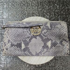 🐢 Michael Kors Snakeskin Clutch.